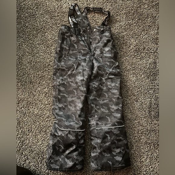 Boys size 14 snow pants.  Great condition and very gently used. - Picture 1 of 3